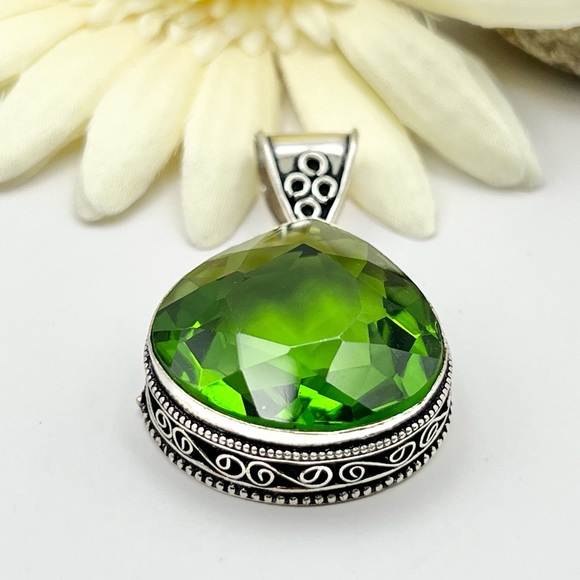 GREEN QUARTZ PENDANT - Picture 3 of 12